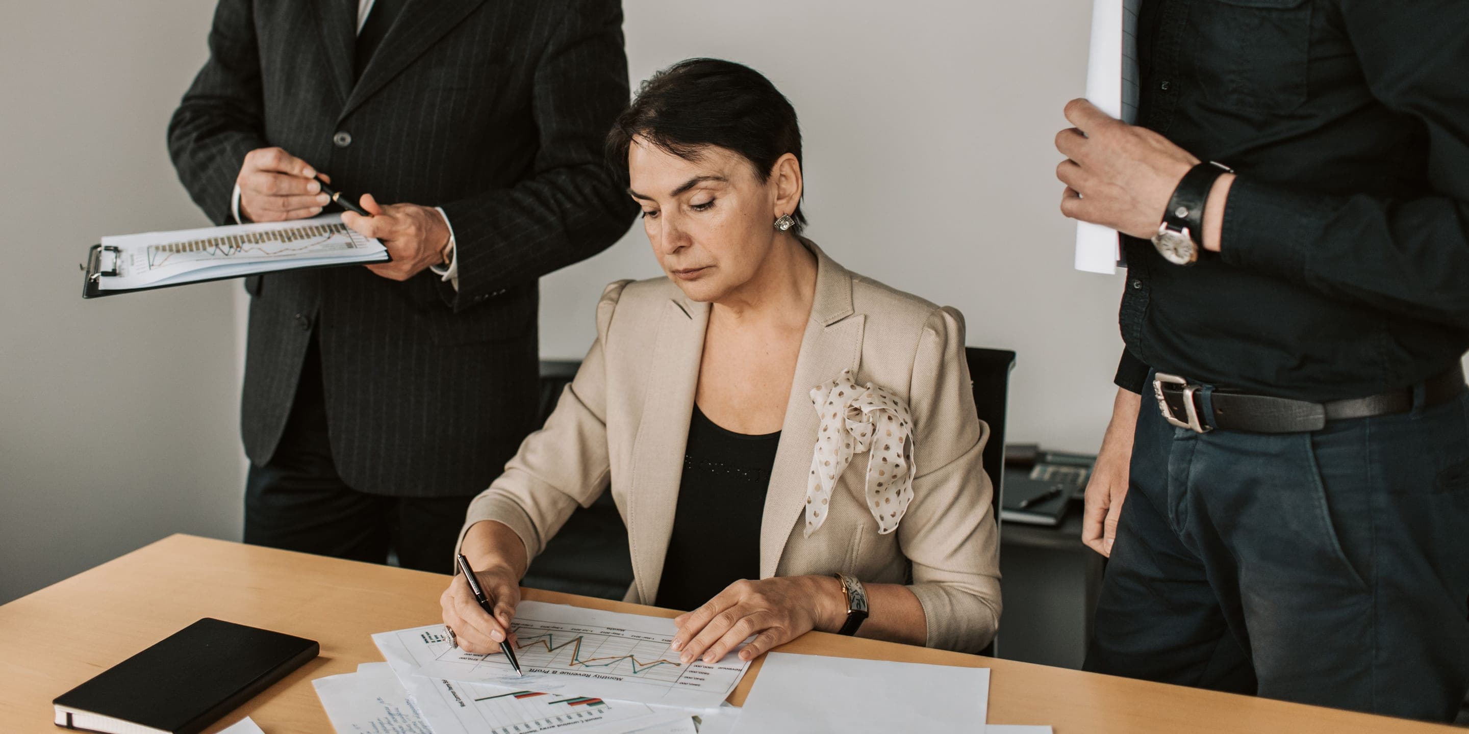 Finansal belgeler üzerinde çalışan ekip